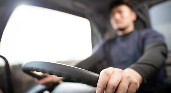 トラックを運転する写真
